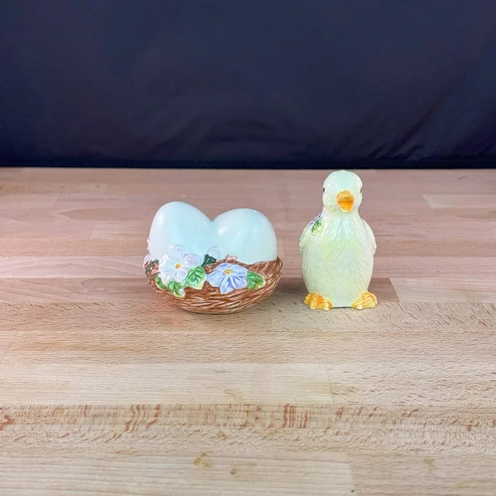Avon Gift Collection Springtime Salt and Pepper Shakers Duck and Eggs Shakers